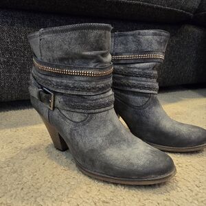 Massini Gray Heeled Boots with Chunky Heel and Side Zipper